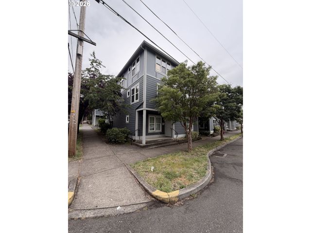11911 Se ASH St 10, Portland, OR 97216