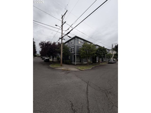 11911 Se ASH St 10, Portland, OR 97216