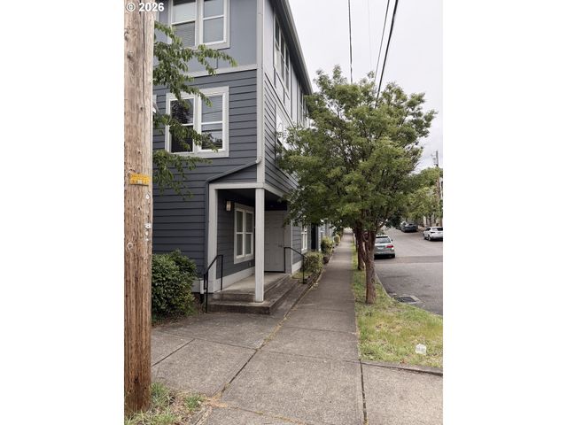 11911 Se ASH St 10, Portland, OR 97216