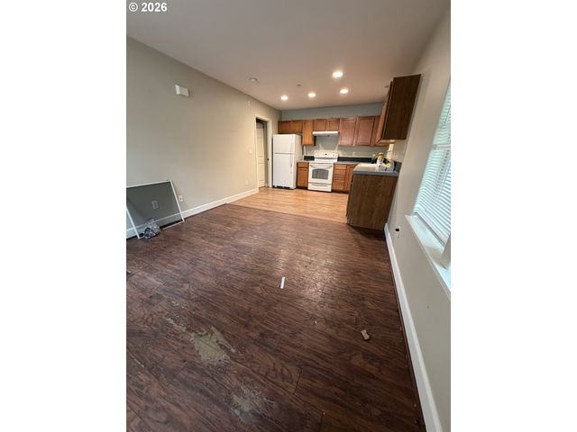 11911 Se ASH St 10, Portland, OR 97216