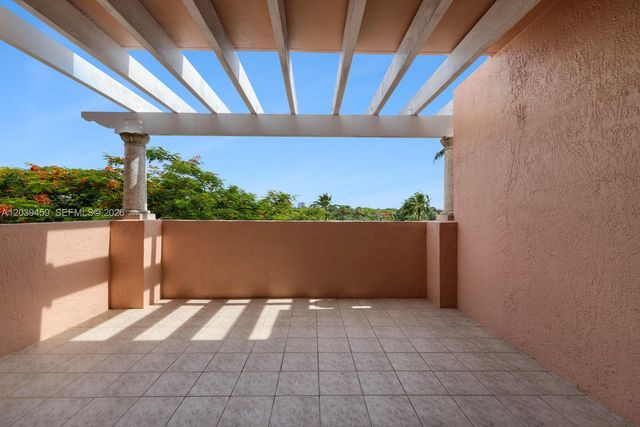10 Edgewater Dr 4H, Coral Gables, FL 33133