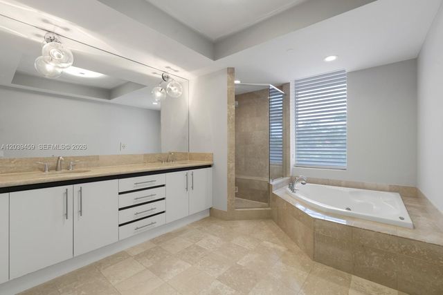 10 Edgewater Dr 4H, Coral Gables, FL 33133