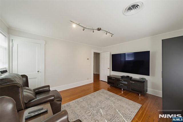10 Tilley Avenue, Pequannock Township, NJ 07444
