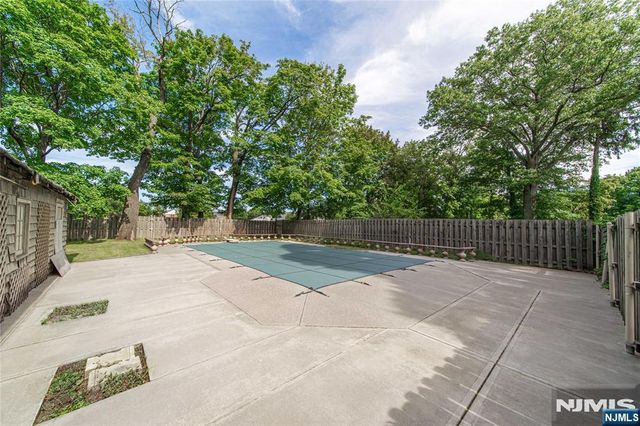 10 Tilley Avenue, Pequannock Township, NJ 07444