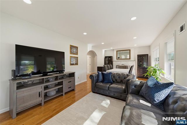 10 Tilley Avenue, Pequannock Township, NJ 07444