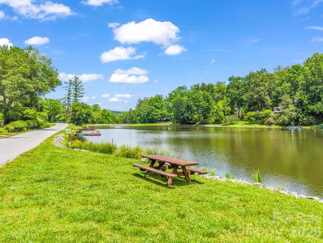 117 Willow Way, Hendersonville, NC 28739