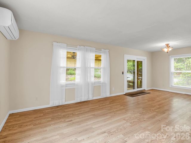117 Willow Way, Hendersonville, NC 28739