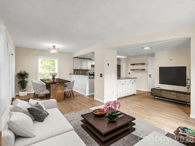117 Willow Way, Hendersonville, NC 28739