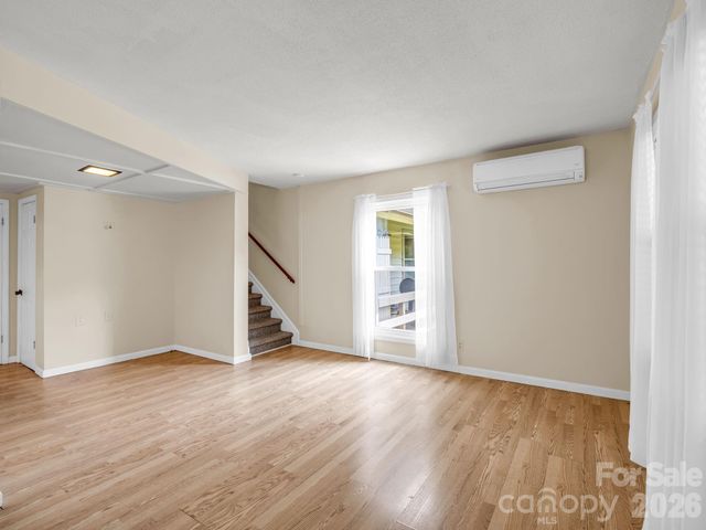 117 Willow Way, Hendersonville, NC 28739