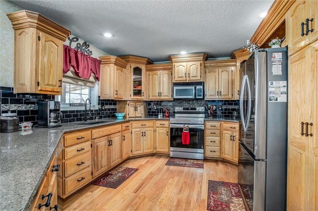 601 Hickory Hills Drive, Pleasant Hill, MO 64080