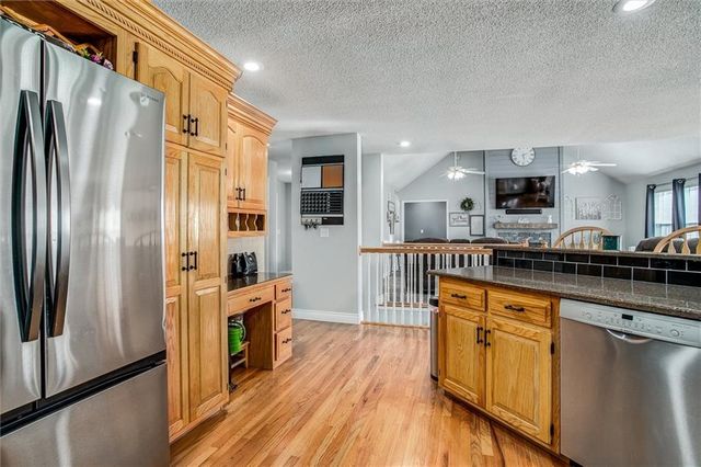 601 Hickory Hills Drive, Pleasant Hill, MO 64080