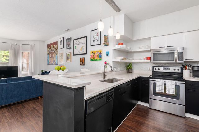 24 W Russell Street, Columbus, OH 43215