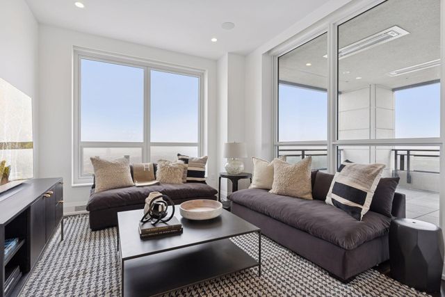 1111 W River Parkway 24C, Minneapolis, MN 55415