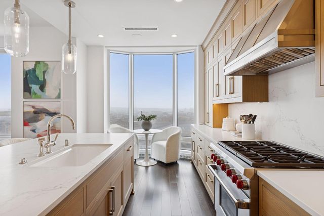 1111 W River Parkway 24C, Minneapolis, MN 55415