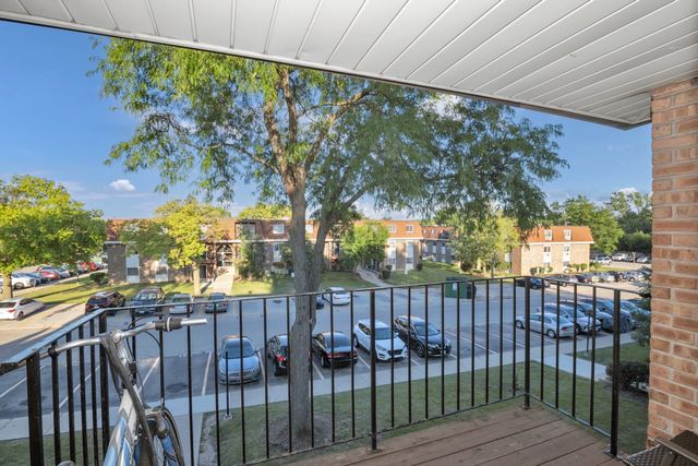 1080 Knoll Lane 305, Hoffman Estates, IL 60169