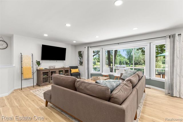 396 Hickory Lane, Lapeer, MI 48446