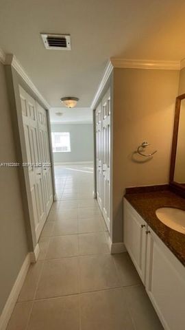 721 N Pine Island Rd 112, Plantation, FL 33324