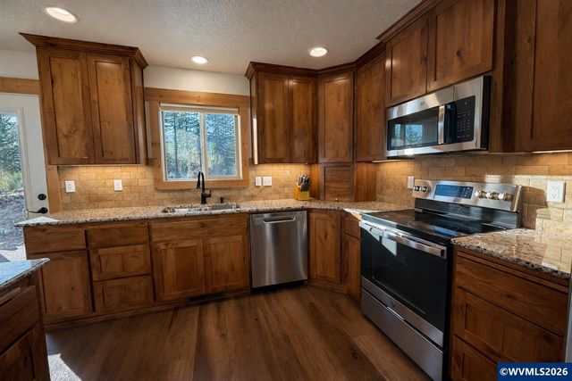 125 Melgard Ct, Detroit, OR 97342