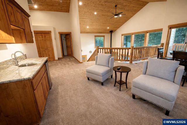 125 Melgard Ct, Detroit, OR 97342