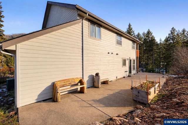 125 Melgard Ct, Detroit, OR 97342