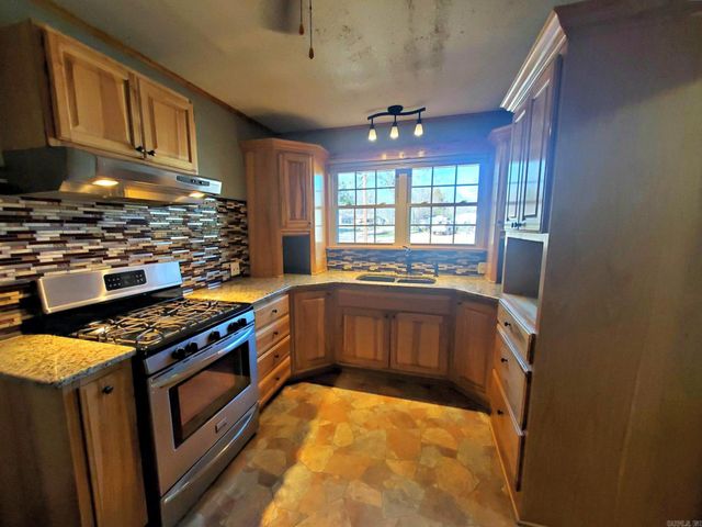 1010 Sutherland Ave, Mena, AR 71953