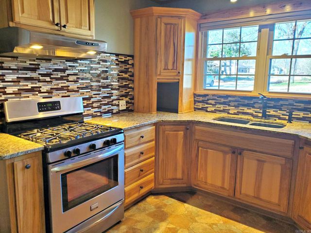 1010 Sutherland Ave, Mena, AR 71953