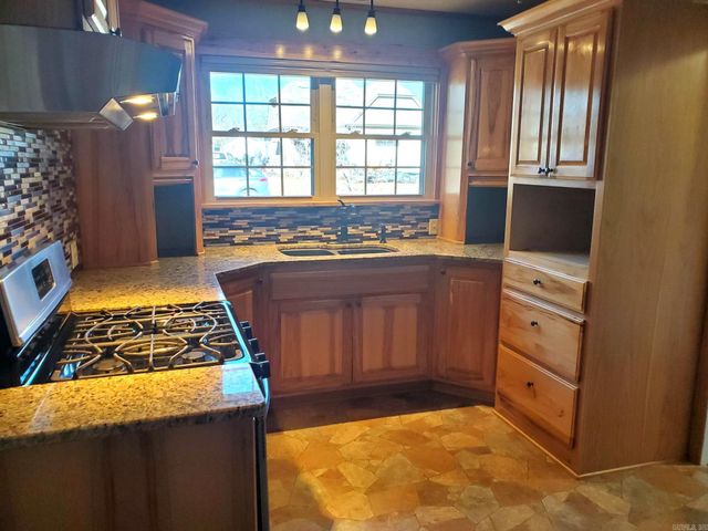 1010 Sutherland Ave, Mena, AR 71953