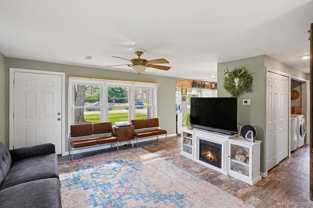 717 Oak Park Drive, Fenton, MI 48430