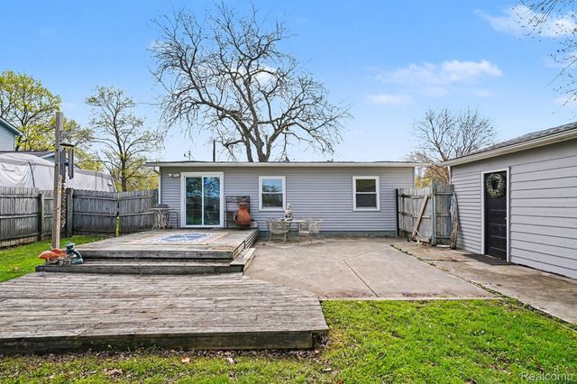 717 Oak Park Drive, Fenton, MI 48430