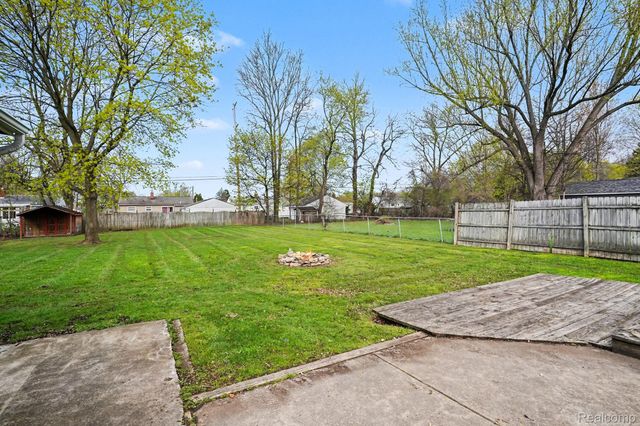 717 Oak Park Drive, Fenton, MI 48430