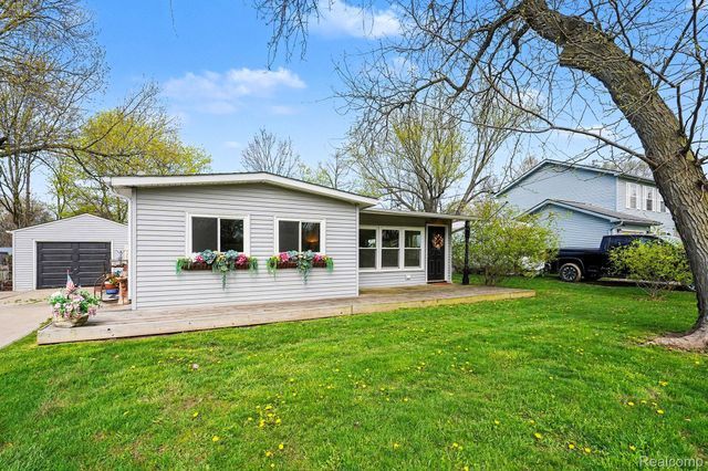 717 Oak Park Drive, Fenton, MI 48430