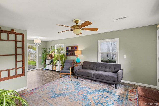 717 Oak Park Drive, Fenton, MI 48430