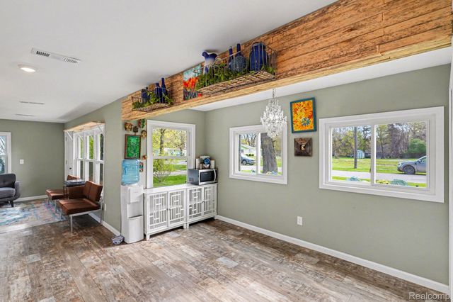 717 Oak Park Drive, Fenton, MI 48430
