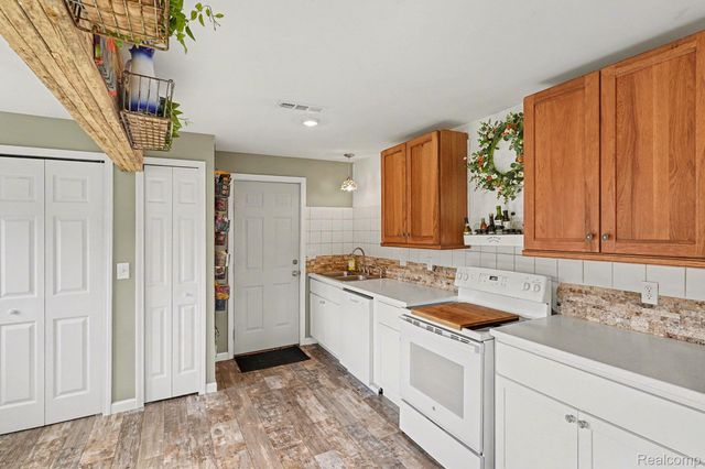 717 Oak Park Drive, Fenton, MI 48430