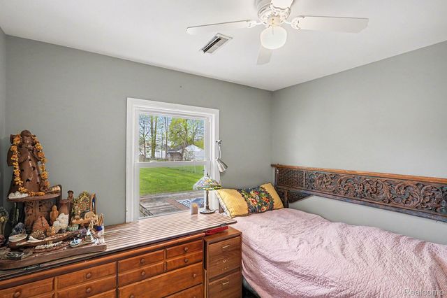 717 Oak Park Drive, Fenton, MI 48430