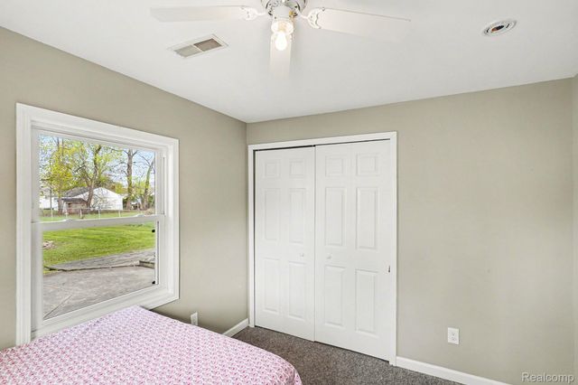 717 Oak Park Drive, Fenton, MI 48430