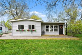 717 Oak Park Drive, Fenton, MI 48430