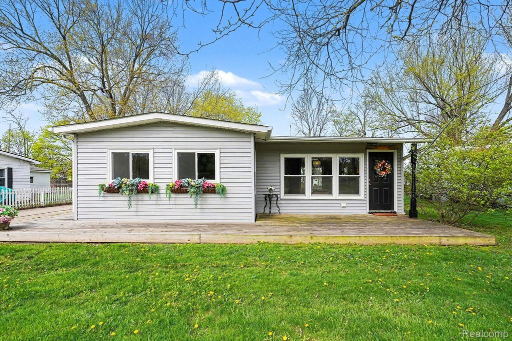 717 Oak Park Drive, Fenton, MI 48430