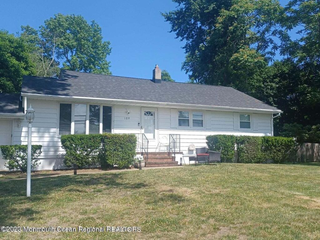 189 Whalepond Road, Oakhurst, NJ 07755