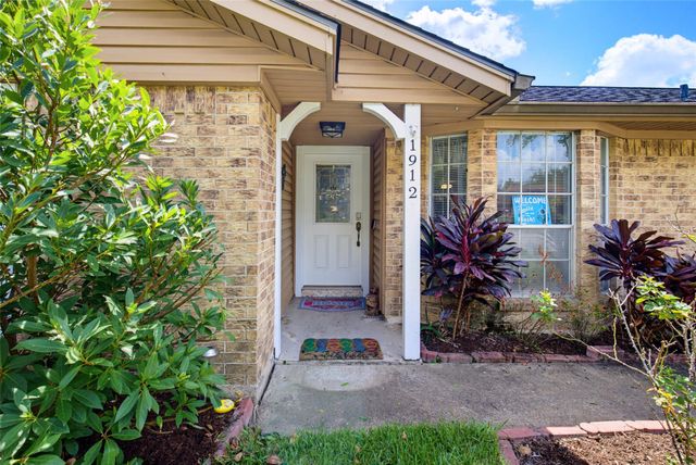 1912 Winding Creek Drive, Pearland, TX 77581