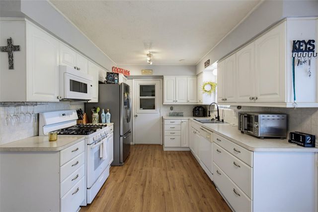 1912 Winding Creek Drive, Pearland, TX 77581
