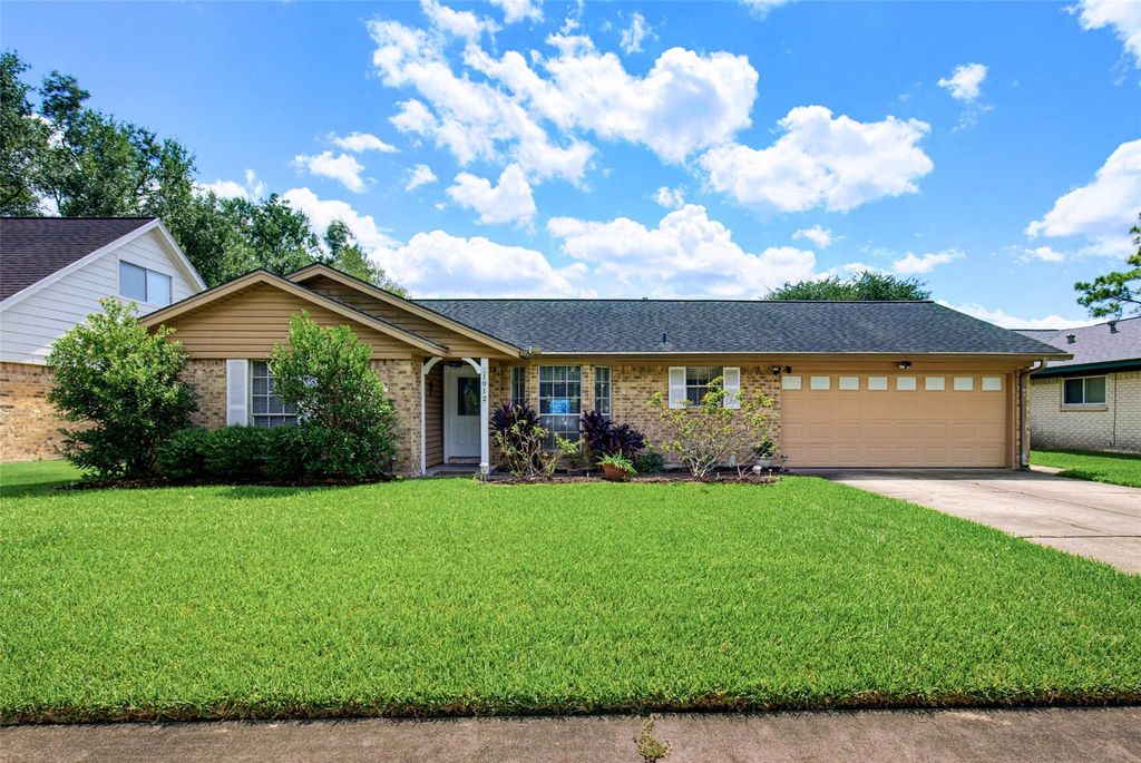 1912 Winding Creek Drive, Pearland, TX 77581
