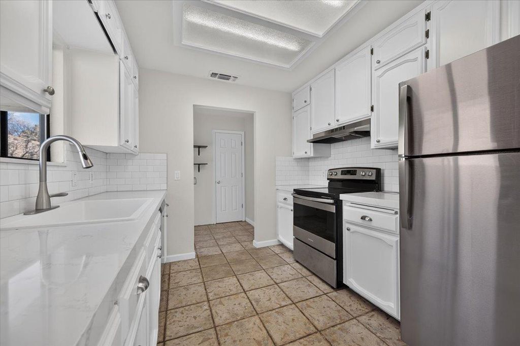 Image 10 of property listing at 28368 River Road Way, Madera, CA 93636
