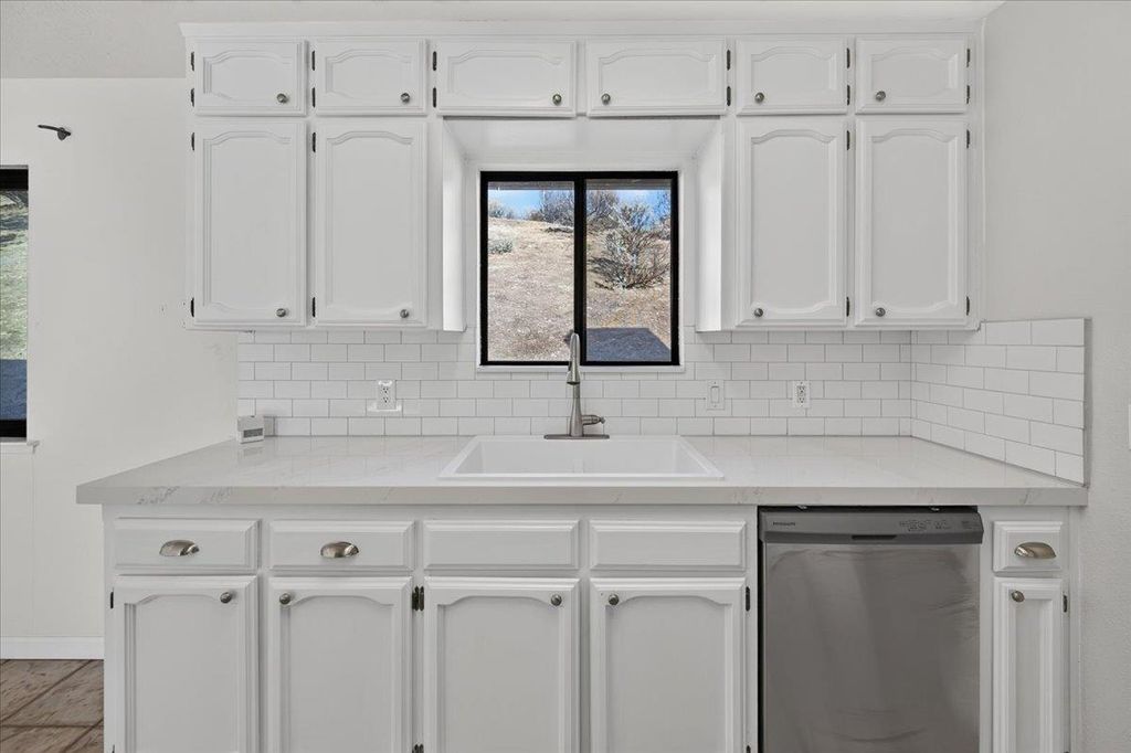 Image 11 of property listing at 28368 River Road Way, Madera, CA 93636