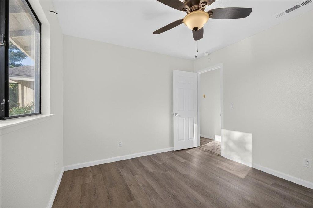Image 18 of property listing at 28368 River Road Way, Madera, CA 93636