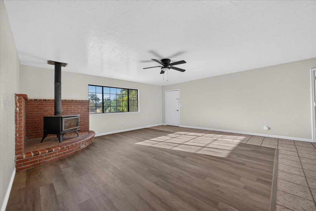 Image 2 of property listing at 28368 River Road Way, Madera, CA 93636