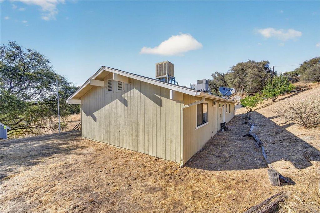 Image 29 of property listing at 28368 River Road Way, Madera, CA 93636
