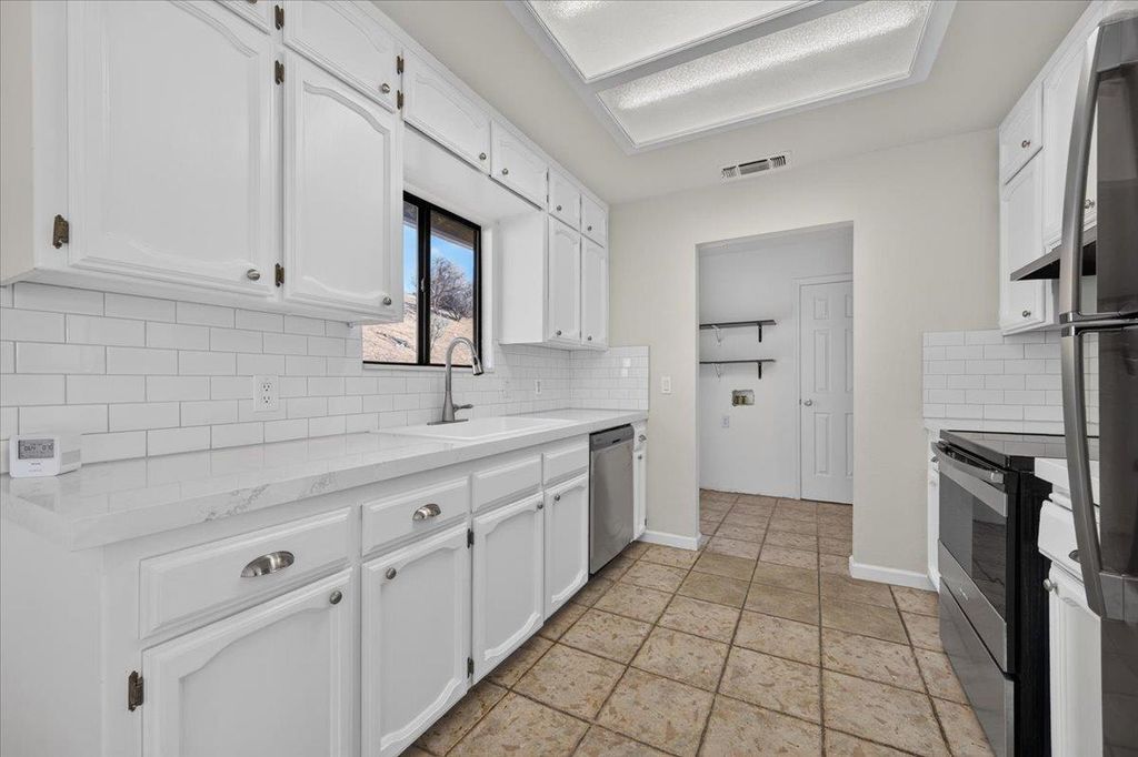 Image 3 of property listing at 28368 River Road Way, Madera, CA 93636