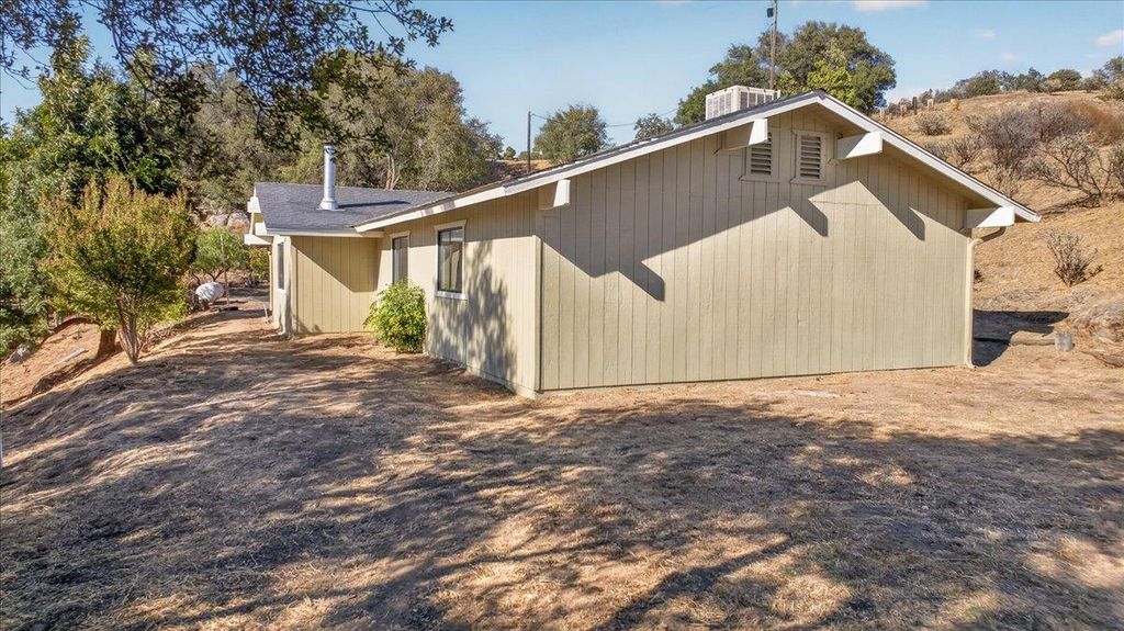 Image 31 of property listing at 28368 River Road Way, Madera, CA 93636