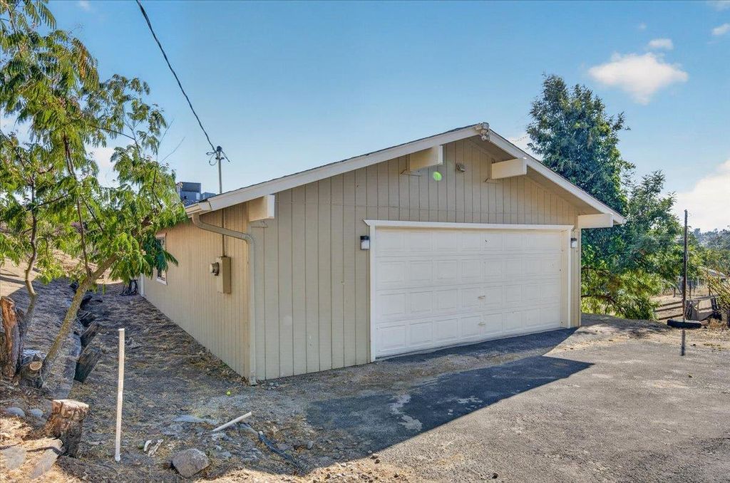 Image 34 of property listing at 28368 River Road Way, Madera, CA 93636